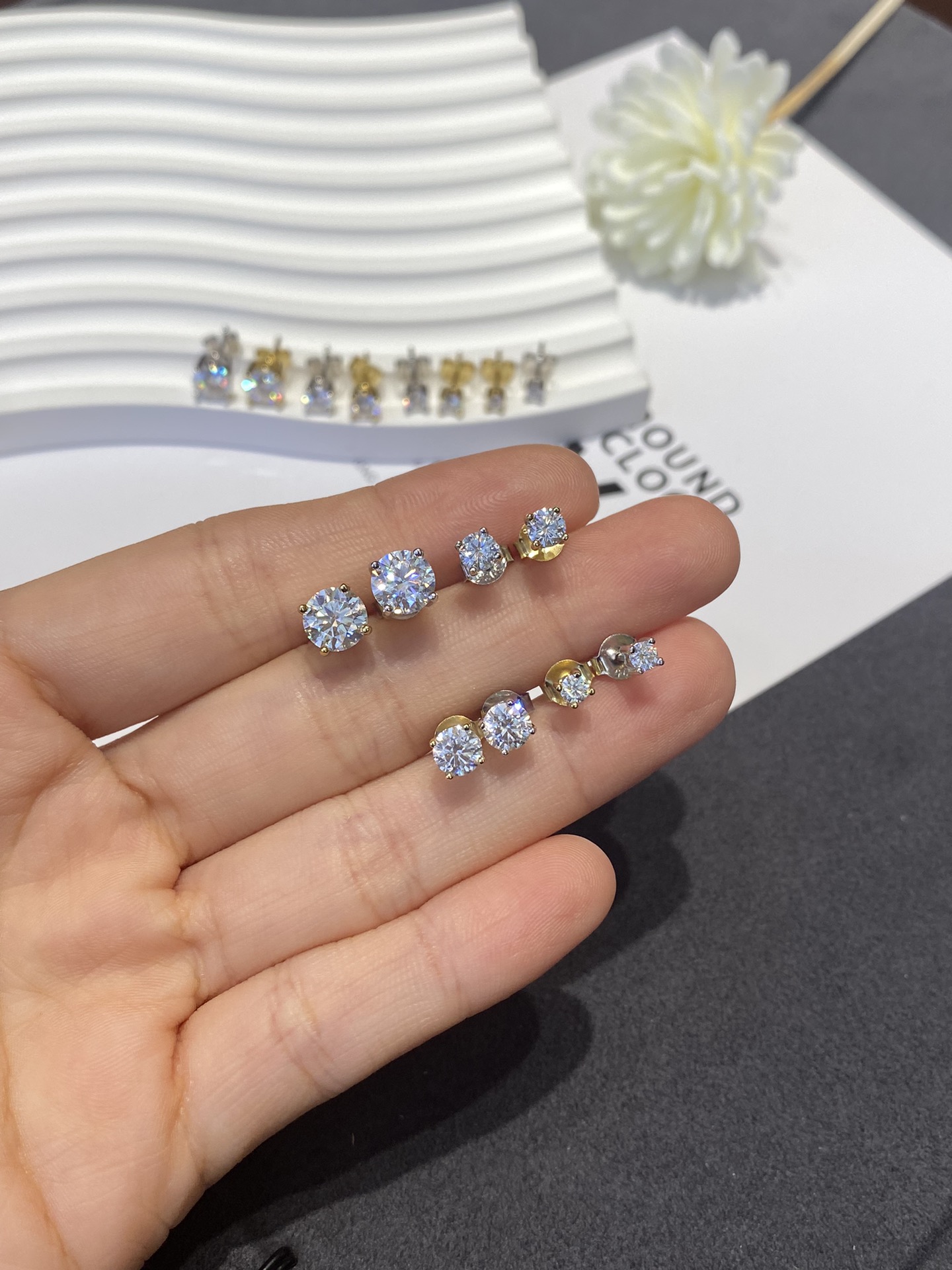 Latest 0.5CT-1.0CT Four-Claw Round Diamond Stud Earrings Gold Plate S925 Moissanite Diamond Stud Earrings 3