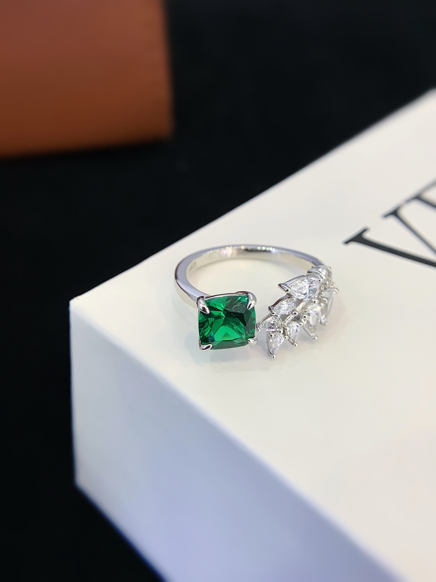 S925 Sterling Silver Engagement Ring Leaf Shape with Lab Emerald Diamond Luxury Jewelry Ring Wholesale Women Wedding Ring