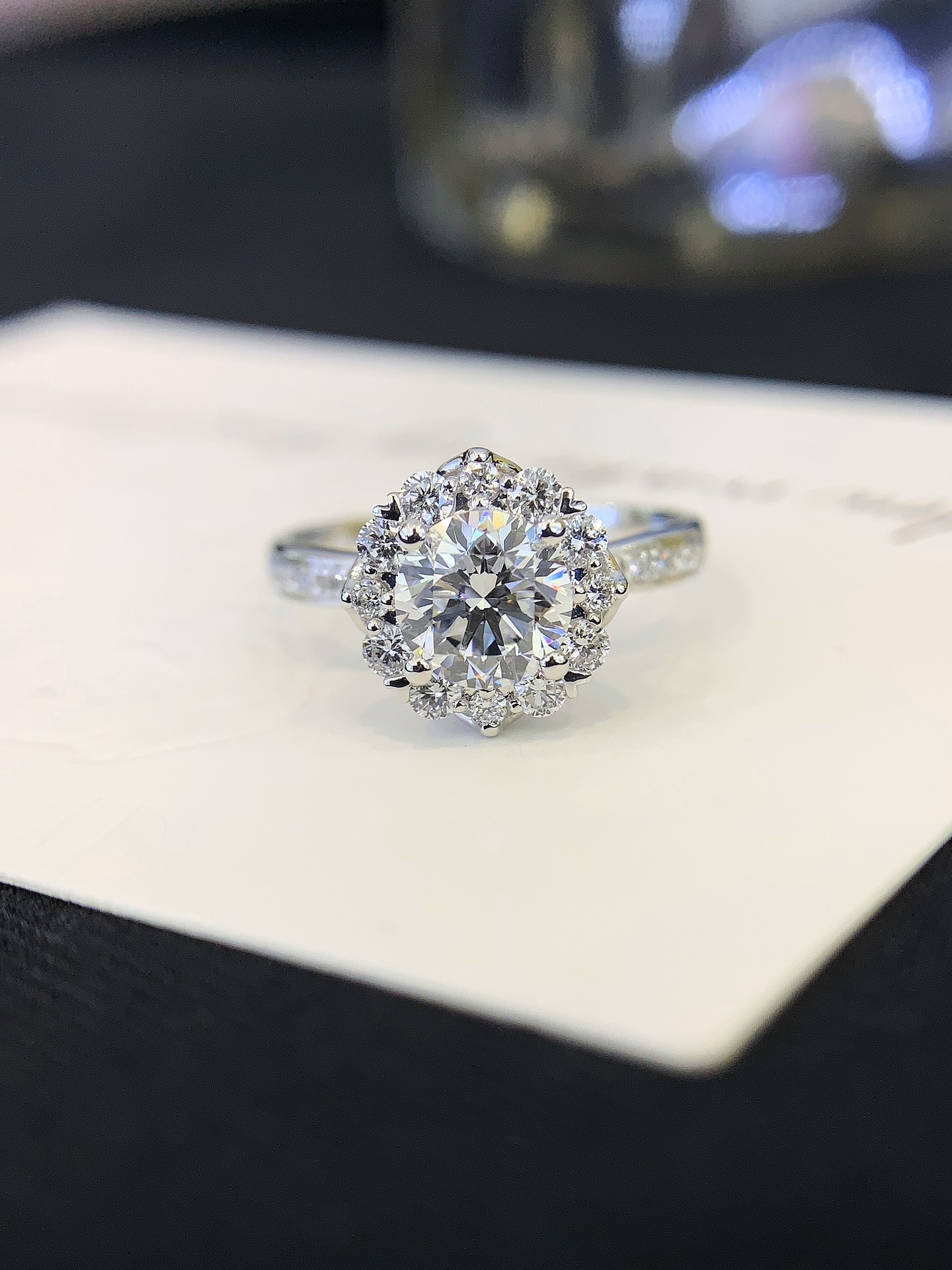 Stock Designer Ring 18K White Gold High Quality Jewelry Round CVD Lab Grown Diamond Luxury Engagement Halo Ring