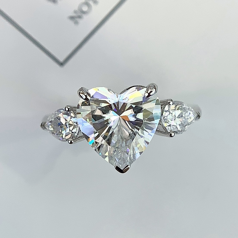 18k 4CT heart Moissanite Wedding ring