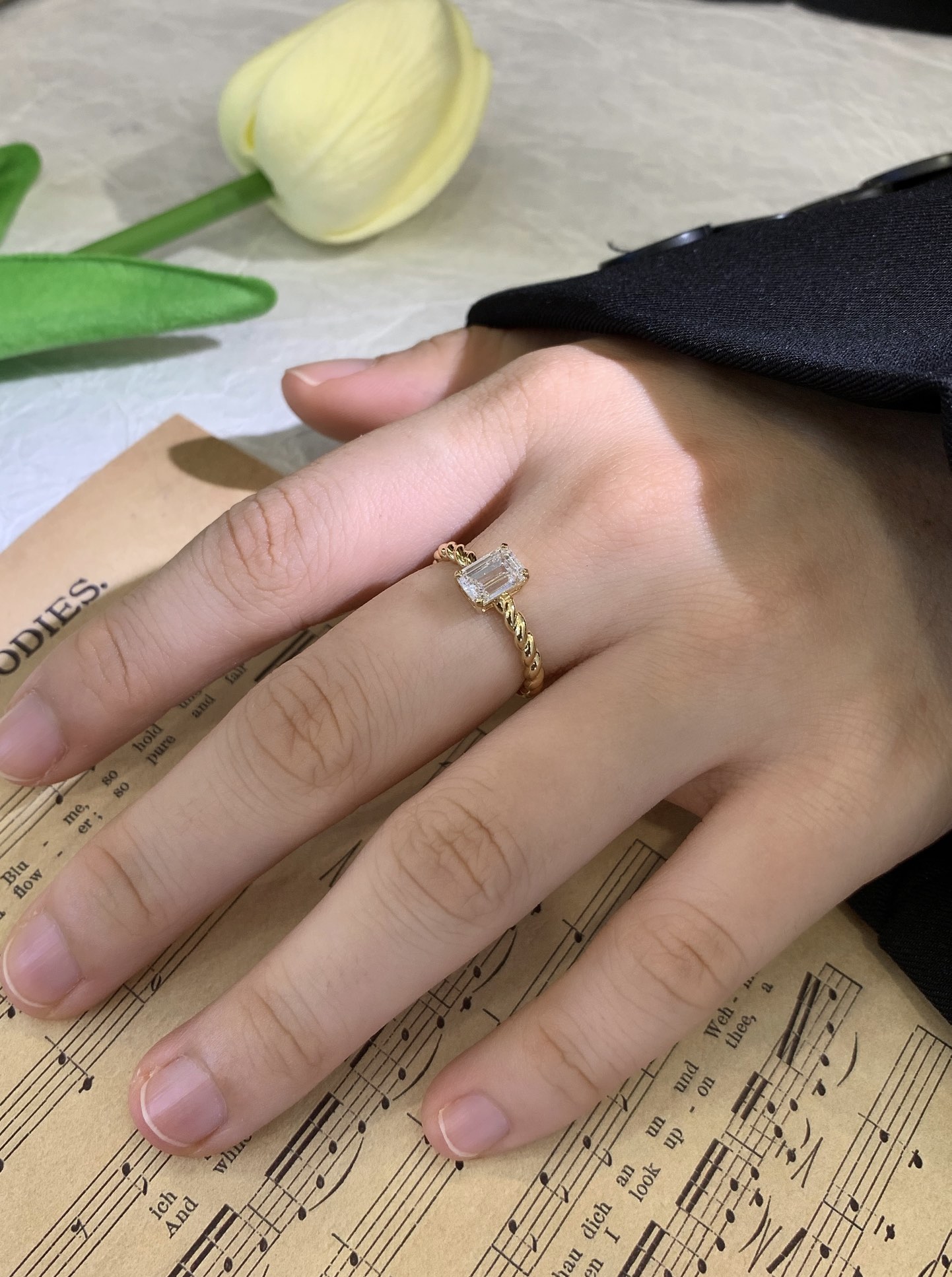 Wholesale Fashion Women's 18K Gold Fine Jewelry Twist Thin Emerald Cut Lab Diamond Ring Square Diamond Ring Women 7
